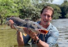 Freek Vonk door vis gestoken in Suriname